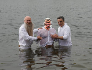 Frank und Arash mit einem der Täuflinge beim taufen