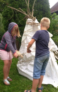 Kinder beim Hütte bauen 3-Kinderfreizeit
